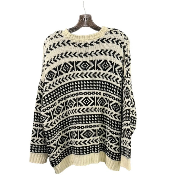 Cotton On Sweaters - Adorable Medium black and off white sweater EUC Cotton On Jessie oversized print